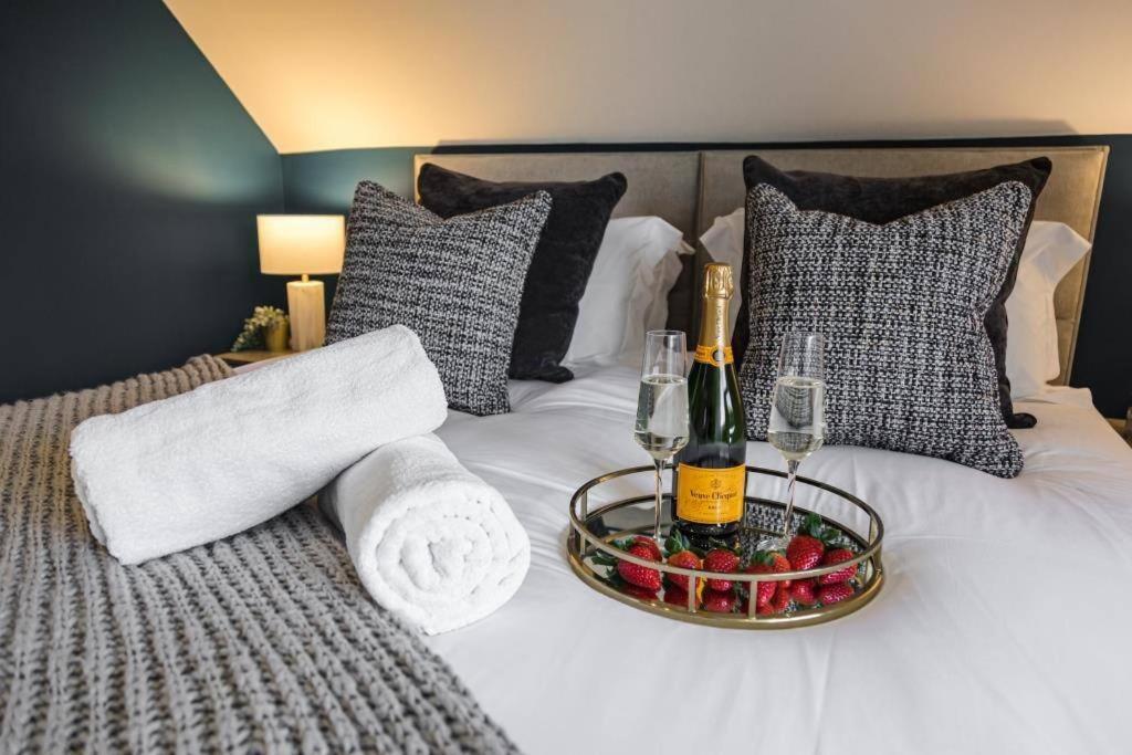 Bournecoast - Stylish Flat With Balcony - Sea Views - 10 Min Walk To Beach - Parking - Wifi - Fm8407 Bournemouth Zewnętrze zdjęcie
