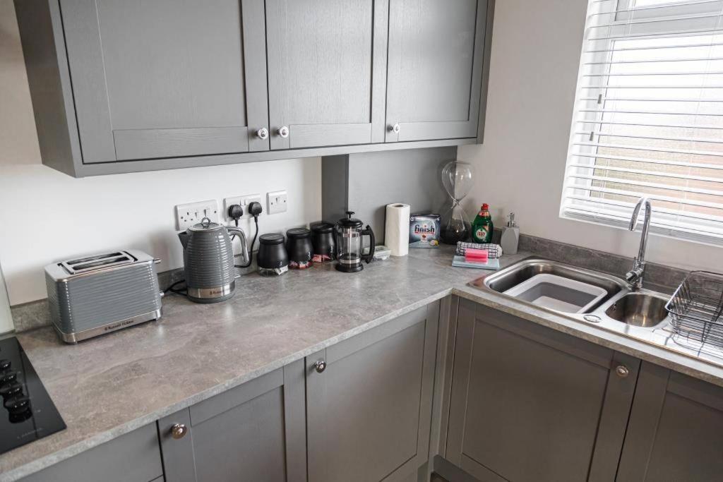 Bournecoast - Stylish Flat With Balcony - Sea Views - 10 Min Walk To Beach - Parking - Wifi - Fm8407 Bournemouth Zewnętrze zdjęcie