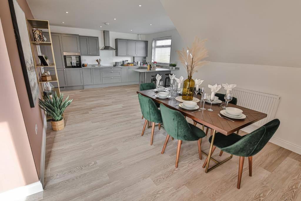 Bournecoast - Stylish Flat With Balcony - Sea Views - 10 Min Walk To Beach - Parking - Wifi - Fm8407 Bournemouth Zewnętrze zdjęcie