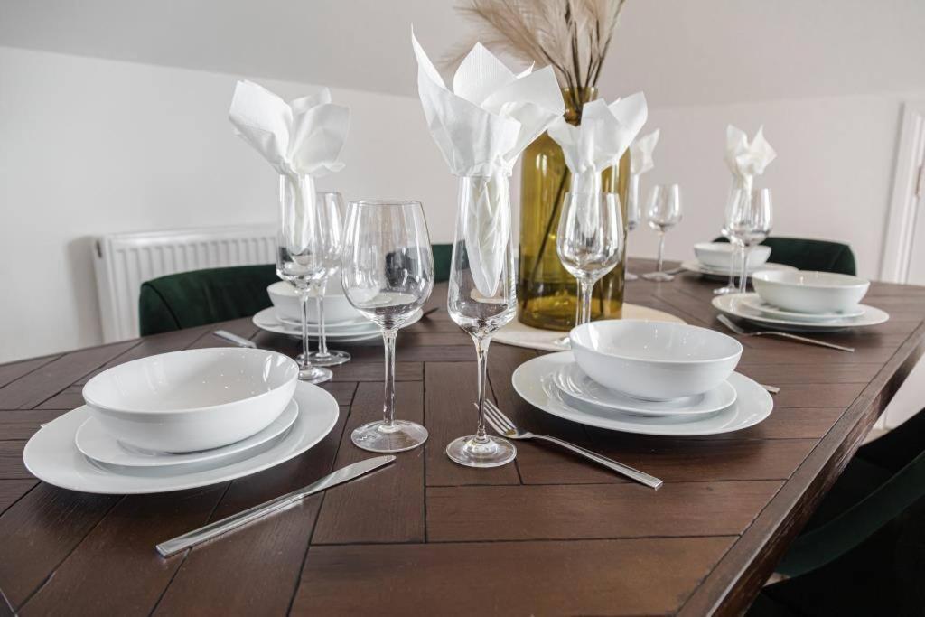 Bournecoast - Stylish Flat With Balcony - Sea Views - 10 Min Walk To Beach - Parking - Wifi - Fm8407 Bournemouth Zewnętrze zdjęcie