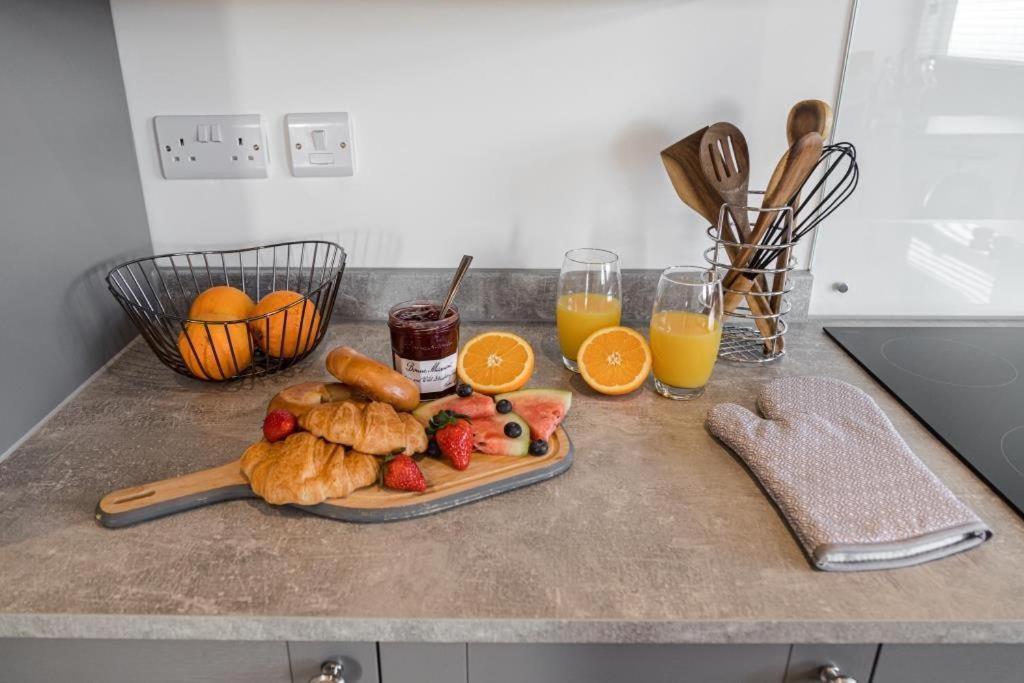 Bournecoast - Stylish Flat With Balcony - Sea Views - 10 Min Walk To Beach - Parking - Wifi - Fm8407 Bournemouth Zewnętrze zdjęcie
