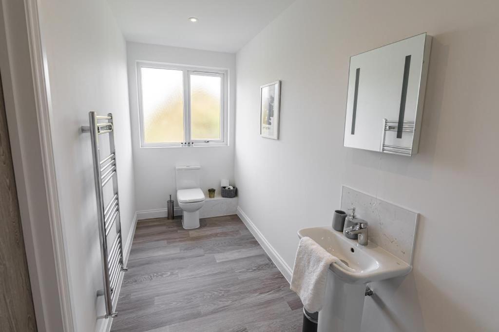 Bournecoast - Stylish Flat With Balcony - Sea Views - 10 Min Walk To Beach - Parking - Wifi - Fm8407 Bournemouth Zewnętrze zdjęcie