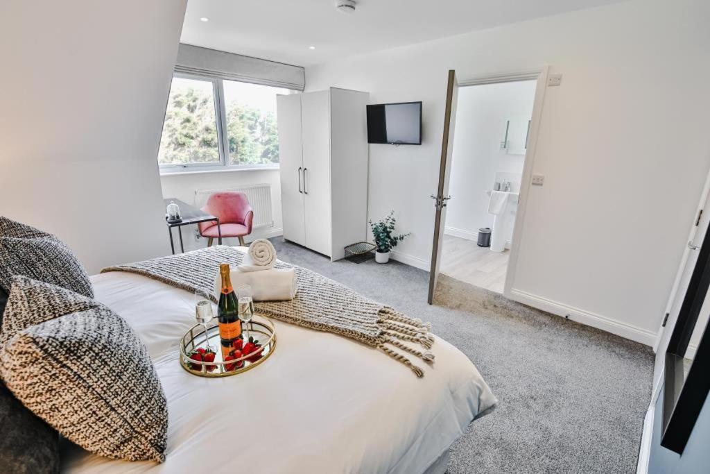 Bournecoast - Stylish Flat With Balcony - Sea Views - 10 Min Walk To Beach - Parking - Wifi - Fm8407 Bournemouth Zewnętrze zdjęcie