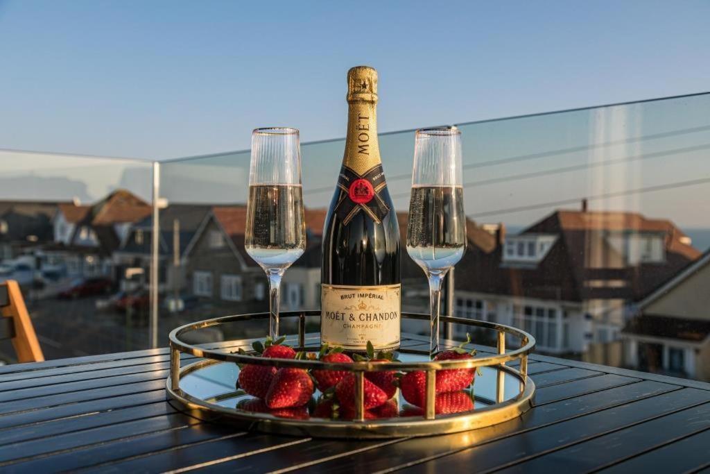 Bournecoast - Stylish Flat With Balcony - Sea Views - 10 Min Walk To Beach - Parking - Wifi - Fm8407 Bournemouth Zewnętrze zdjęcie