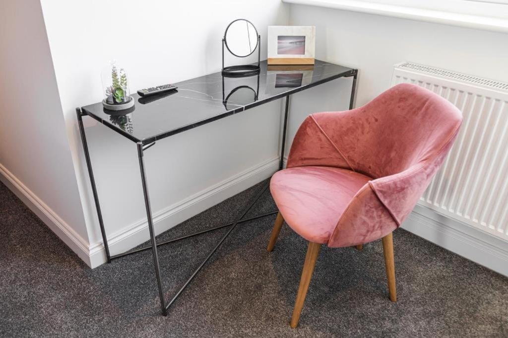 Bournecoast - Stylish Flat With Balcony - Sea Views - 10 Min Walk To Beach - Parking - Wifi - Fm8407 Bournemouth Zewnętrze zdjęcie