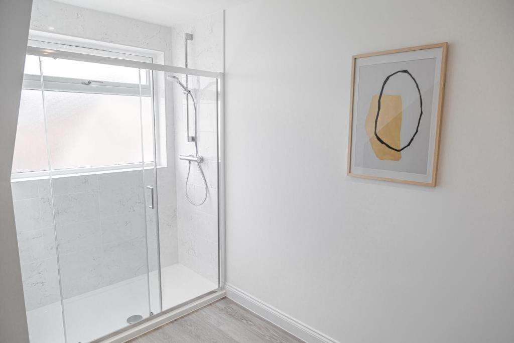 Bournecoast - Stylish Flat With Balcony - Sea Views - 10 Min Walk To Beach - Parking - Wifi - Fm8407 Bournemouth Zewnętrze zdjęcie