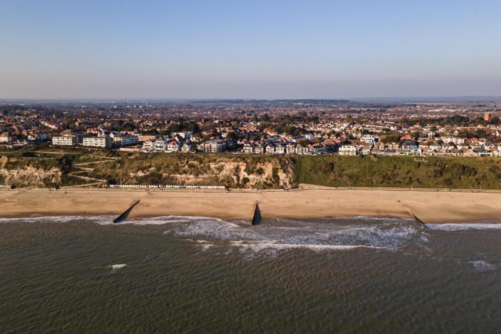 Bournecoast - Stylish Flat With Balcony - Sea Views - 10 Min Walk To Beach - Parking - Wifi - Fm8407 Bournemouth Zewnętrze zdjęcie