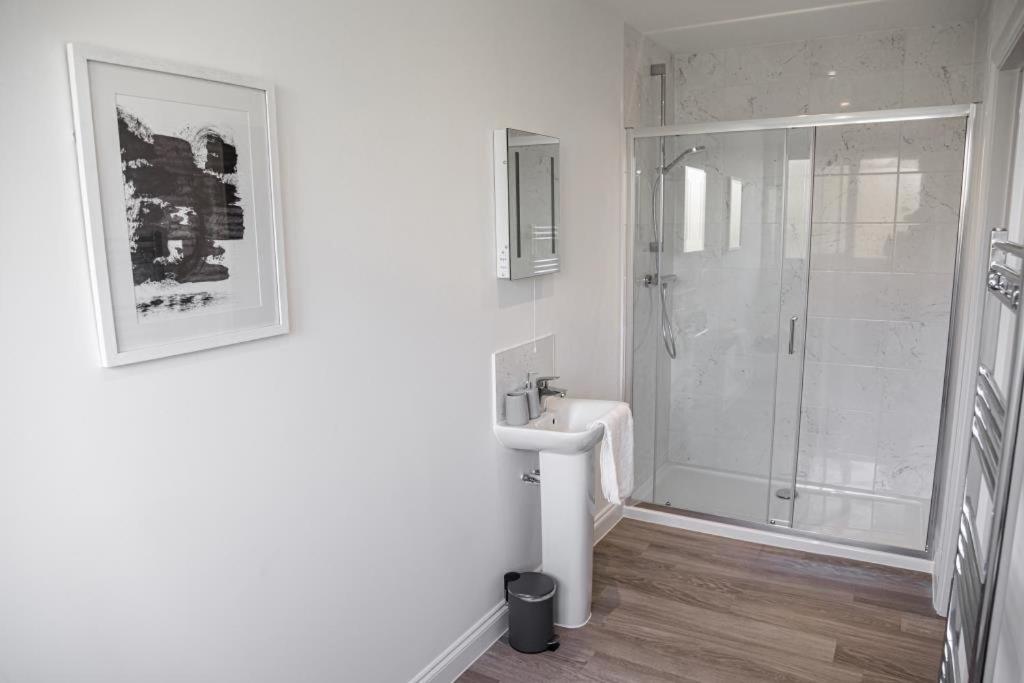 Bournecoast - Stylish Flat With Balcony - Sea Views - 10 Min Walk To Beach - Parking - Wifi - Fm8407 Bournemouth Zewnętrze zdjęcie