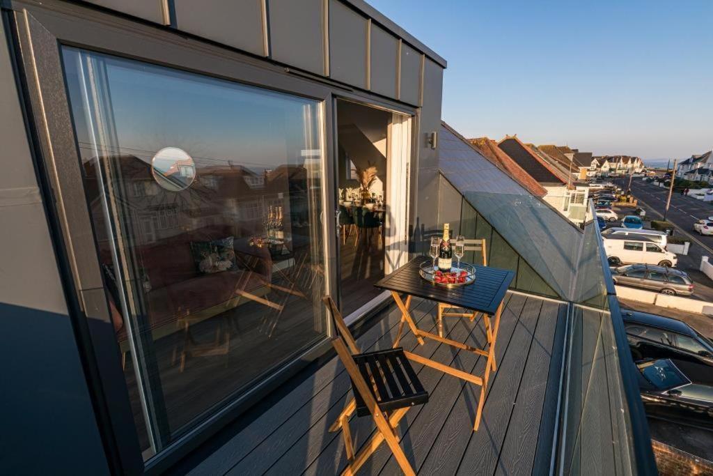 Bournecoast - Stylish Flat With Balcony - Sea Views - 10 Min Walk To Beach - Parking - Wifi - Fm8407 Bournemouth Zewnętrze zdjęcie
